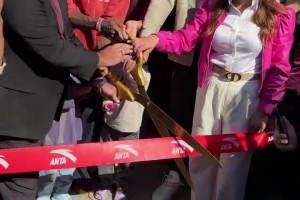 欧文克莱合体现身为安踏在洛杉矶的新店剪彩～